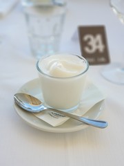 Sorbetto al limone in bicchiere 