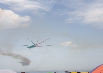 Frecce tricolori in evoluzione con apertura a ventaglio