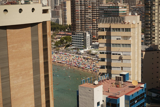 Panor&aacute;mica del mar, la playa y edificios