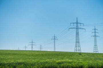 Strommasten im Feld