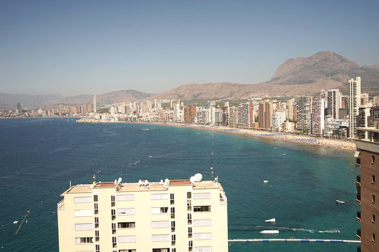 Panor&aacute;mica del mar, la playa y edificios