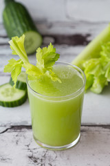 Frisch gepresster Sellerie-Saft mit Gurke