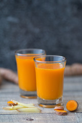 Ingwer-Kurkuma-Shot zur Stärkung des Immunsystems 