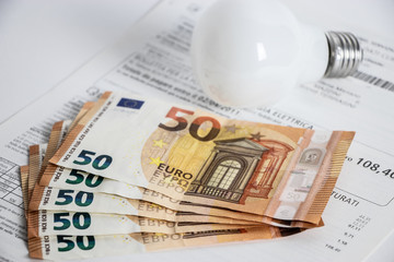 Banconote da 50 euro per pagare energia elettrica