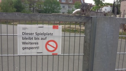 German sign saying playground is closed due to corona virus