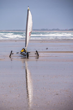 char &agrave; voile sur la plage de Penthi&egrave;vre