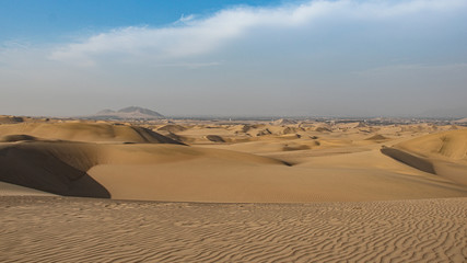 Fototapeta na wymiar dunas de huacachina - ica peru