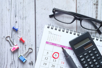 deadline concept with red circle mark on calendar date.