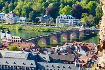 Fotobehang Die alte Brücke in Heidelberg mit wenig Touristen wegen der Corona Pandemie © marksn.media