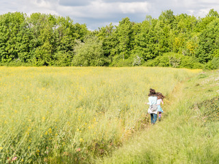 Enfants courant dans un champ apr&egrave;s un confinement
