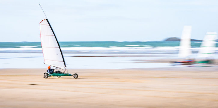 char &agrave; voile sur la plage de Penthi&egrave;vre