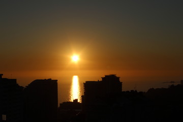 Fototapeta na wymiar Sunset on the sea in the city