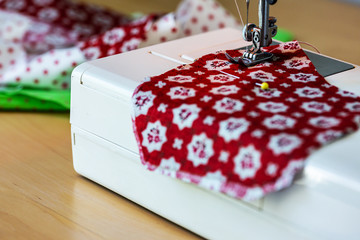 auf einer Nähmaschine Stoffe zusammennähen