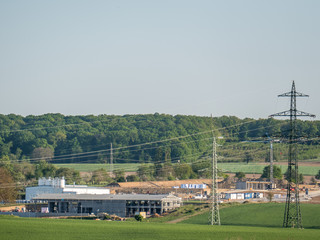 Strommasten im Frühjahr