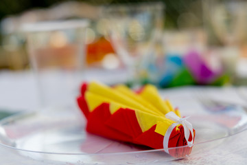 nappe de table pour la décoration d'un anniversaire jaune et rouge
