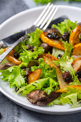 Salad with chicken liver, fresh lettuce and caramelized pear.