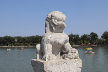 Fototapeta na wymiar Lion sur le lac de Kunming à Pékin, Chine 