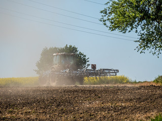 Traktor bei der Arbeit auf sehr trockenem Ackerboden