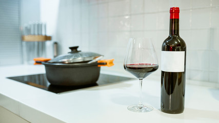 Copa de vino en la encimera de la cocina 