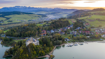 Jezioro czorsztyńskie i widok na tatry z lotu ptaka