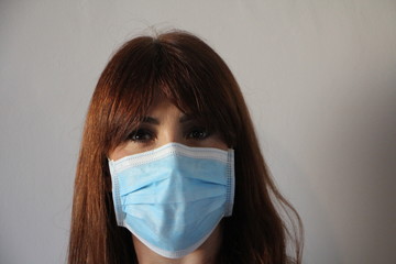 donna indossa una mascherina antivirus. Coronavirus, corona virus, covid-19