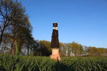 Postać stojąca na głowie