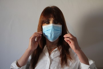 donna indossa una mascherina antivirus. Coronavirus, corona virus, covid-19