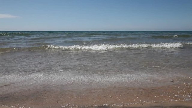 Ontario-See in Kanada, einer der grossen S&uuml;&szlig;wasser-Seen von Nordamerika ohne Verschmutzung. Sandstand mit Wellenschlag.