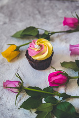 Pink and yellow cupcakes with fuchsia and yellow rose flowers