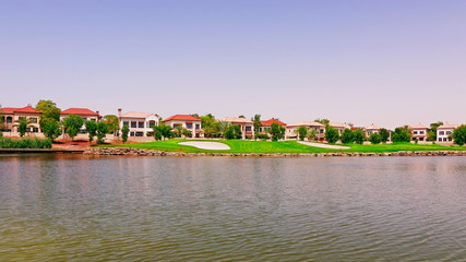 Obraz premium beautiful golf course besides the lake in a sunny day