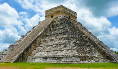 Fototapeta na wymiar Kukulkan pyramid in Chichen Itza on the Yucatan Peninsula, Mexico