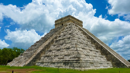 Fototapeta na wymiar Kukulkan pyramid in Chichen Itza on the Yucatan Peninsula, Mexico