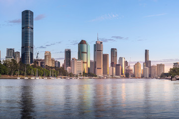 Obraz premium Morning light shines over the city of Brisbane.