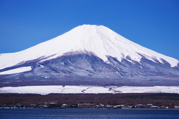 山中湖畔から望む富士山と青い空