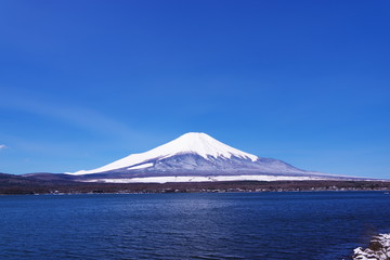 Fototapeta na wymiar 山中湖畔から望む富士山と青い空