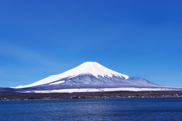山中湖畔から望む富士山と青い空