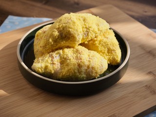 노란색 빵가루를 얻은 크림 크루아상 
