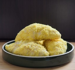 노란색 빵가루를 얻은 크림 크루아상 
