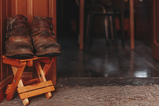 Botas na entrada de casa