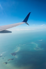 Naklejka premium Plane over turquoise sea with small islands. Cuba.