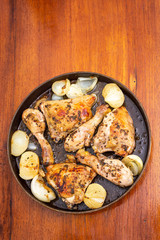 Pollo al horno con cebollas caramelizadas fuente redonda en vista superior