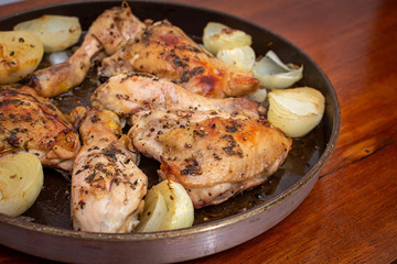 Muslos de pollo al horno en bandeja