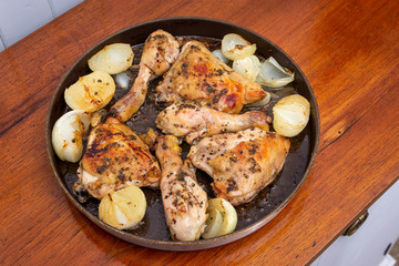 Pollo al horno con cebollas caramelizadas fuente redonda