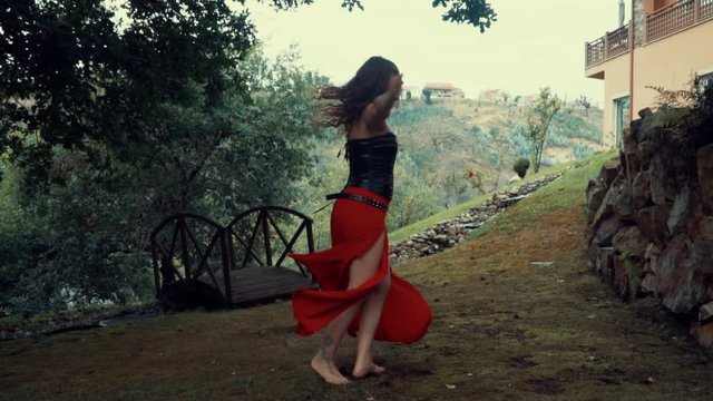 chica guapa bailando en plena naturaleza