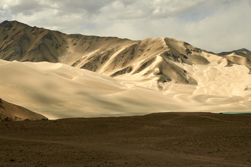 desert landscape on the karakoram highway china