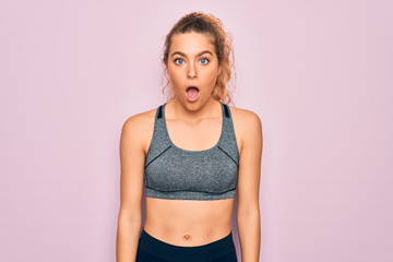 Obraz premium Young beautiful blonde sportswoman with blue eyes doing exercise wearing sportswear afraid and shocked with surprise and amazed expression, fear and excited face.