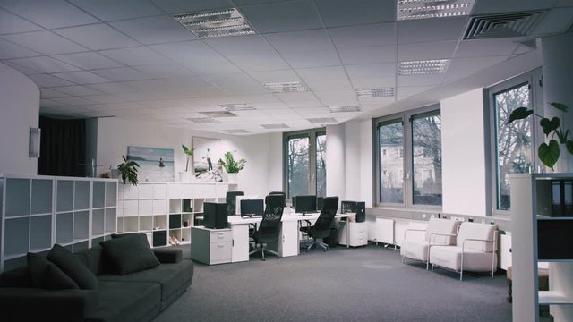 Wide shot of an emty office in the afternoon.