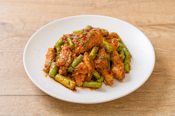 Stir fried pork and red curry paste with sting bean