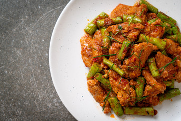 Stir fried pork and red curry paste with sting bean