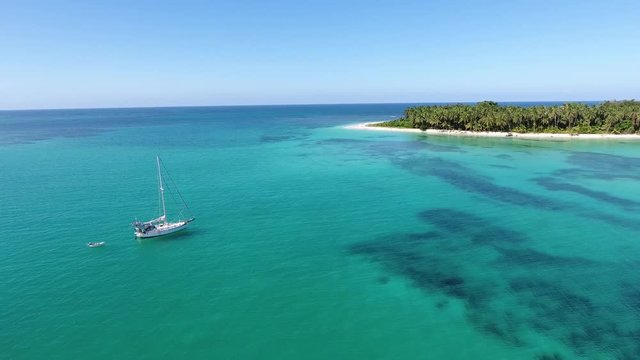 Zapatilla Island for Torquise Water Sailing in Caribbean Panama
